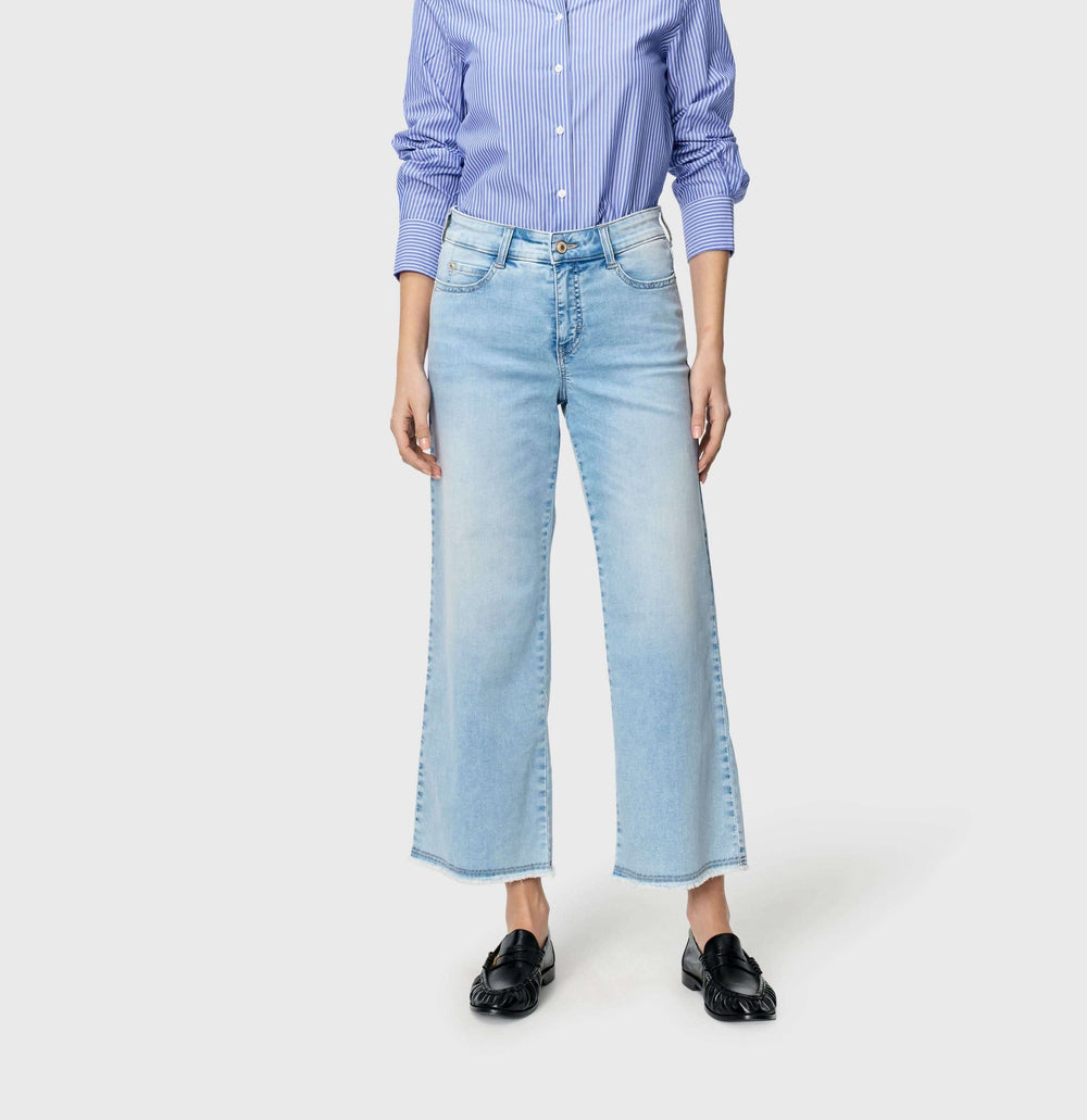 Femme portant un Jeans léger Dream wide cropped à taille haute, coupe droite et ample, idéal pour des tenues polyvalentes et confortables.