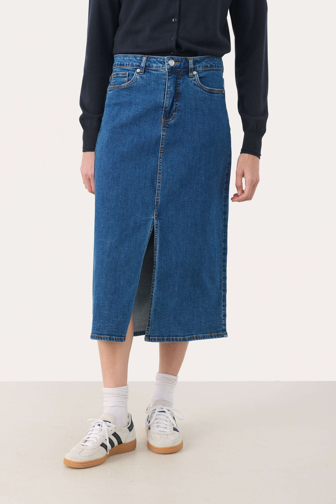 Jupe Dillin en denim, coupe midi avec fente frontale, idéale pour un look décontracté et moderne.