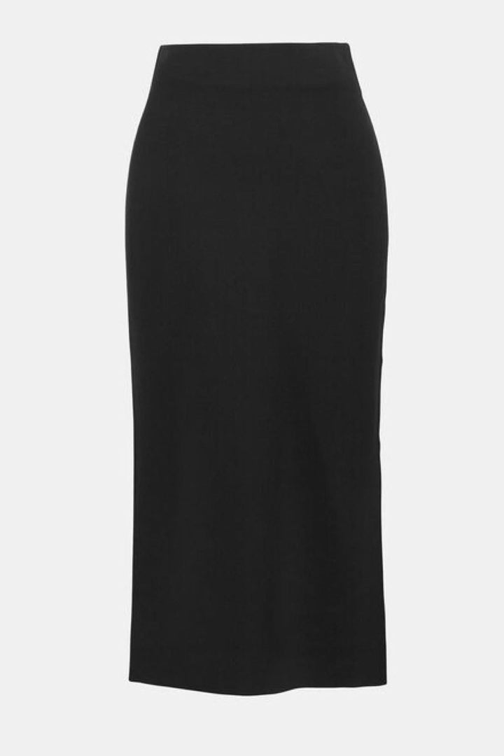 Jupe crayon en tricot noir, coupe ajustée, taille haute et matière extensible, longueur midi.