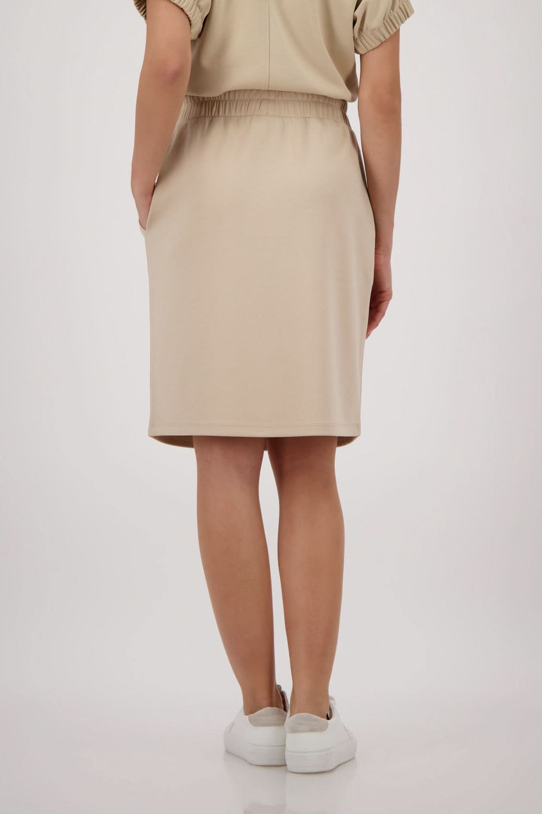 Vue arrière de jupe droite à taille élastique beige, style moderne et polyvalent, mettant en valeur un confort optimal avec cordon ajustable.