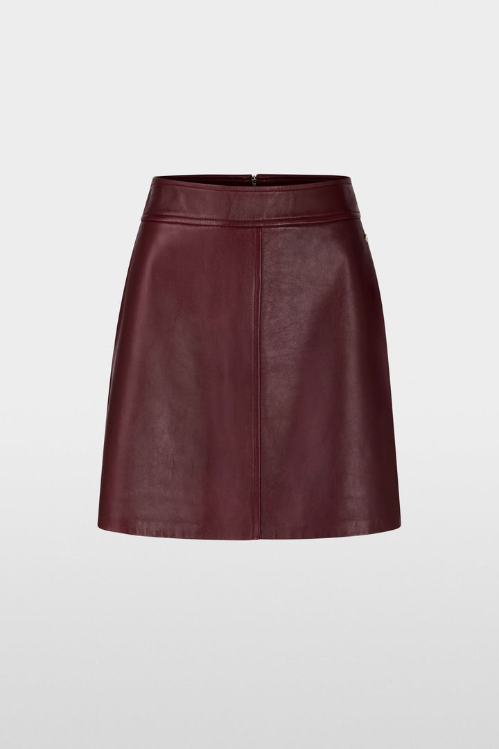 Jupe en cuir bordeaux, coupe trapèze flatteuse, taille mi-haute, longueur au-dessus du genou, élégante et moderne.