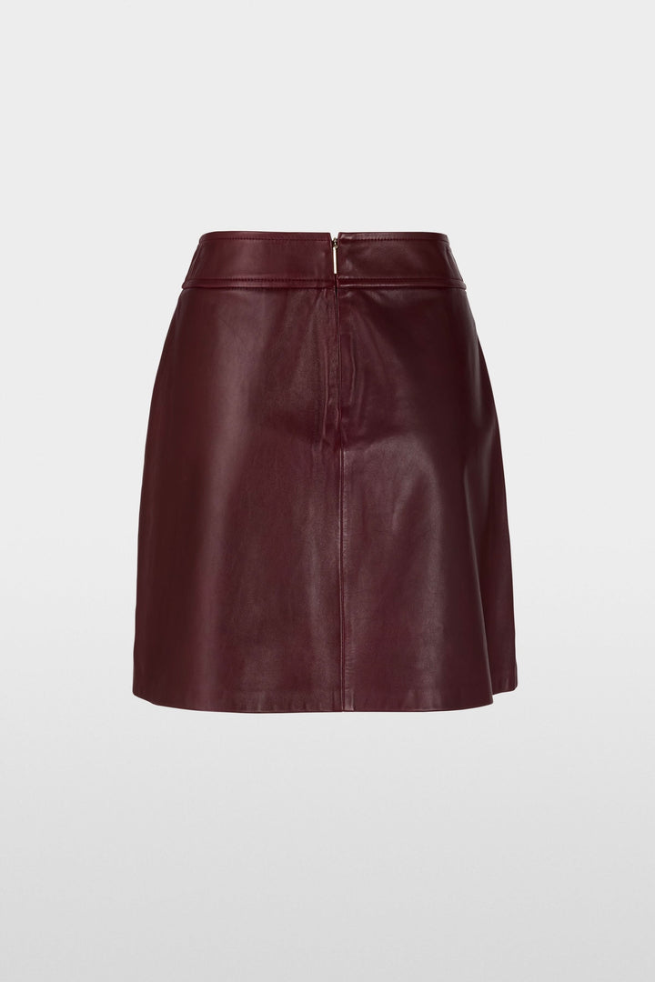 Jupe en cuir bordeaux coupe trapèze, élégante et moderne, idéale pour des looks chics ou décontractés, taille mi-haute au-dessus du genou.