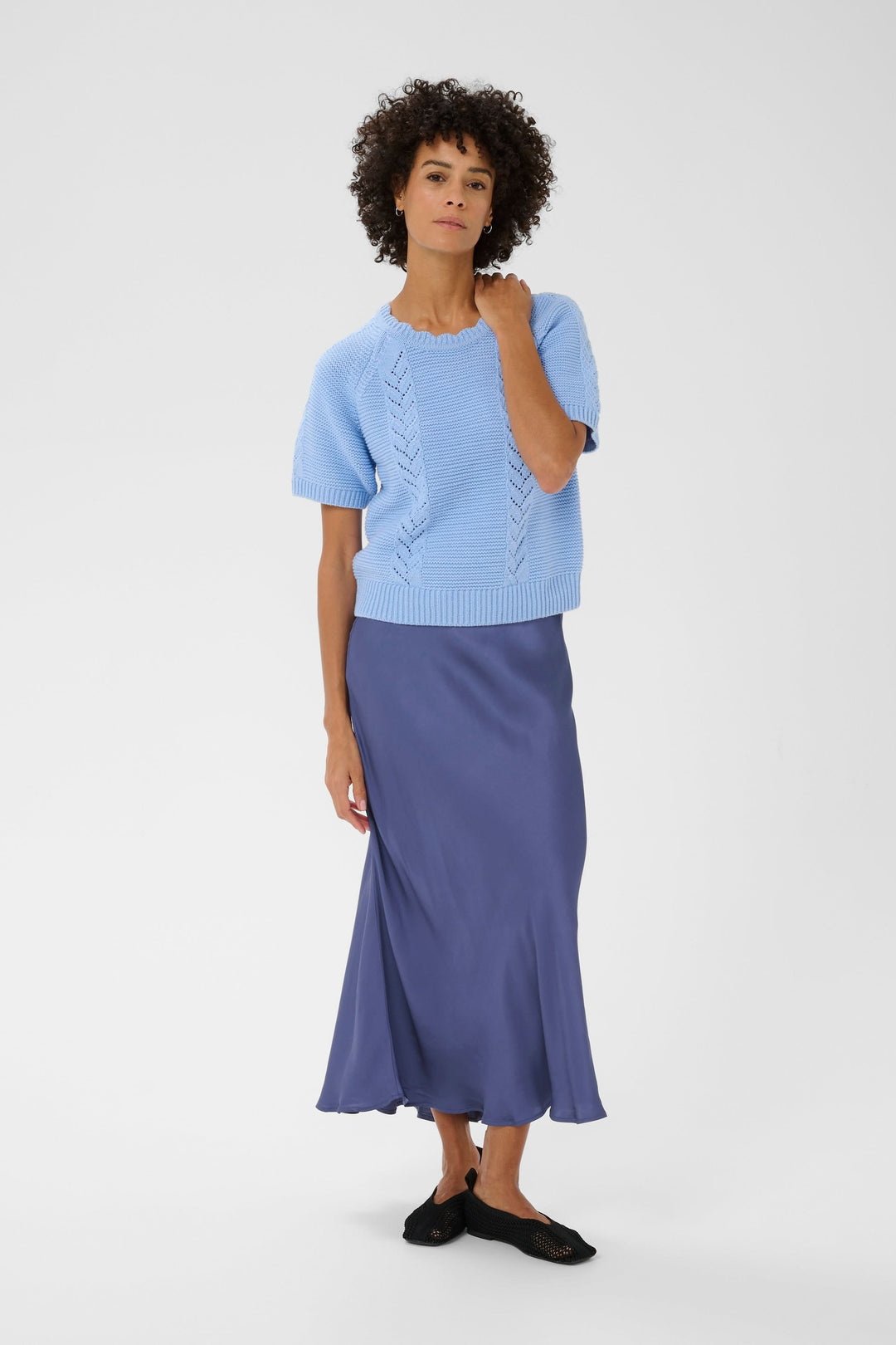 Femme portant la Jupe midi Laurina fluide et élégante, assortie d&