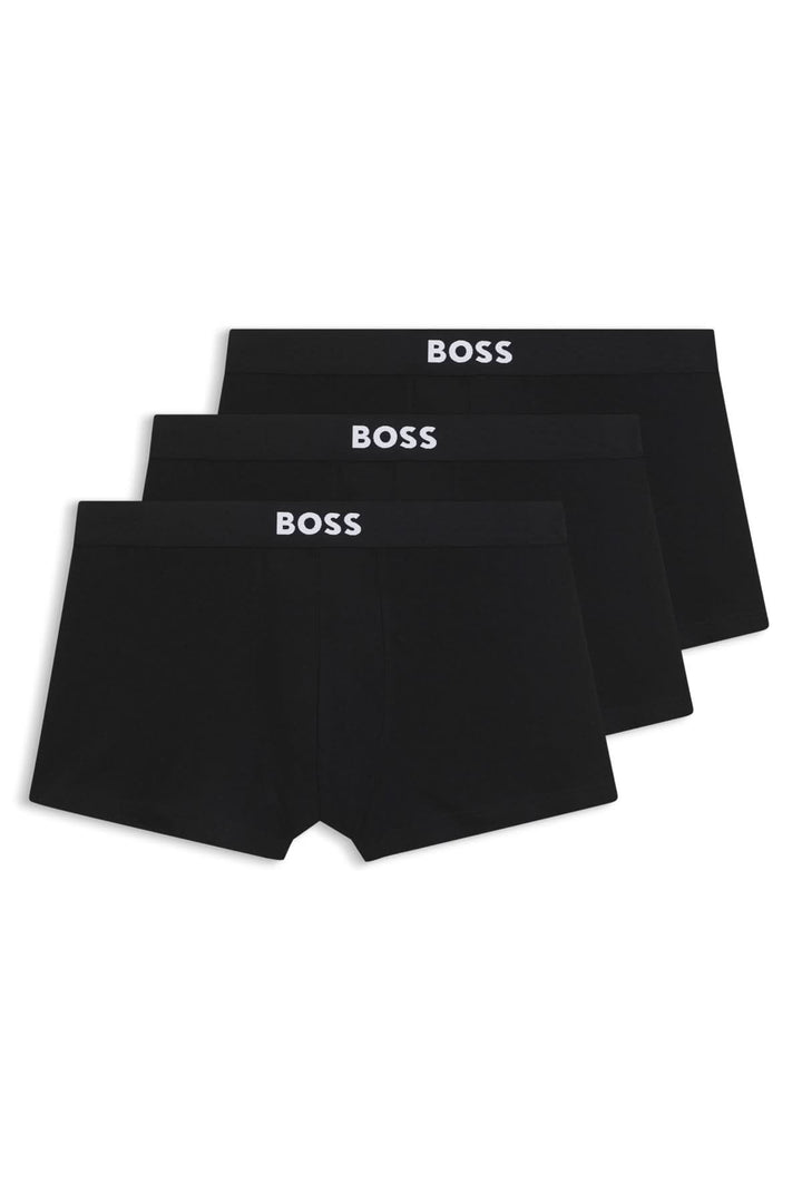Lot de trois boxers courts BOSS noirs avec ceinture élastique à logo contrastant, alliant confort et style.