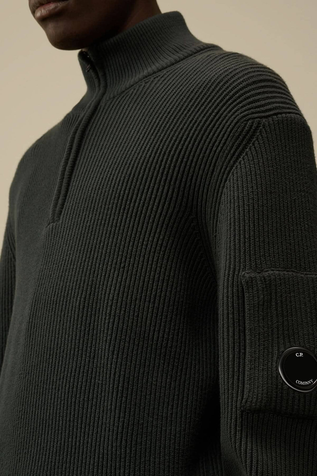 Pull en tricot côtelé demi-zip en coton et nylon avec détail de lentille, couleur vert foncé.
