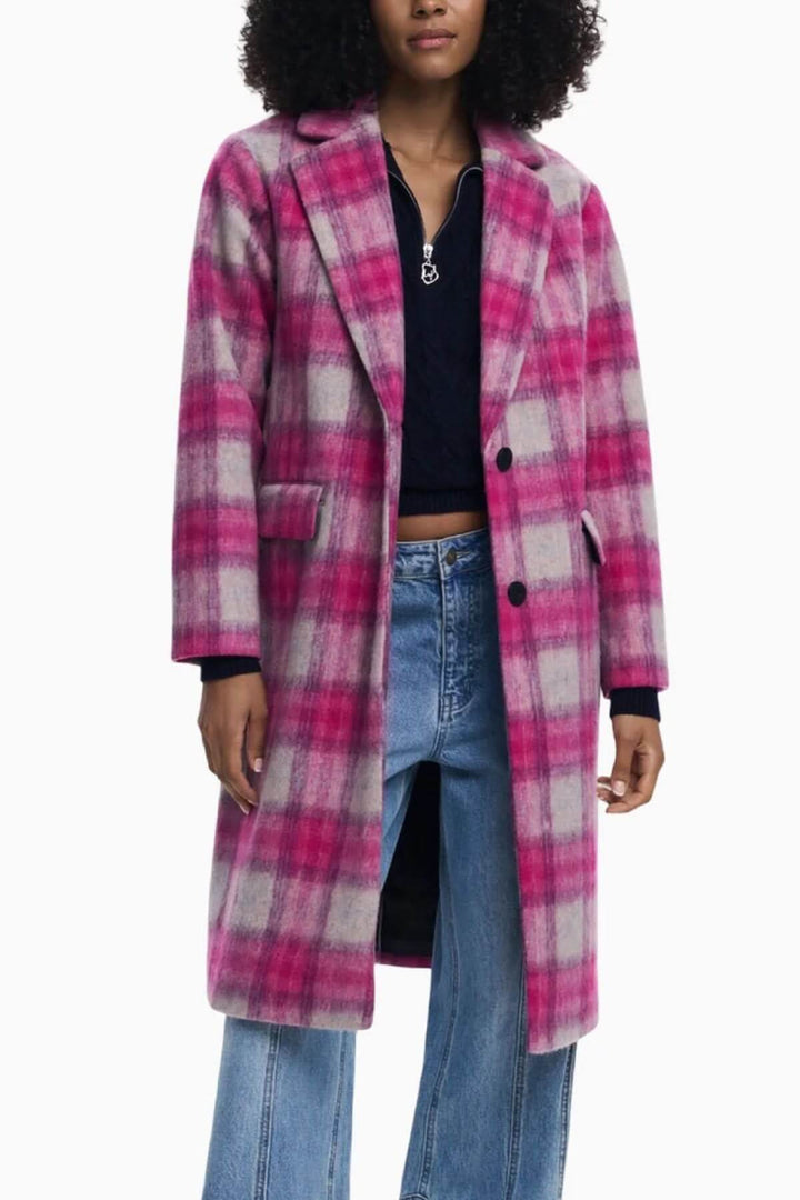 Manteau long à carreaux rose et gris, élégance moderne pour l&