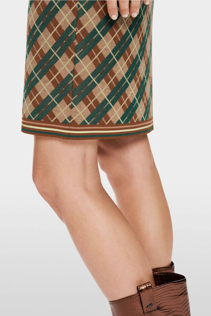 Mini-jupe à carreaux argyle avec ceinture élastiquée, en textures douces et motifs écossais.