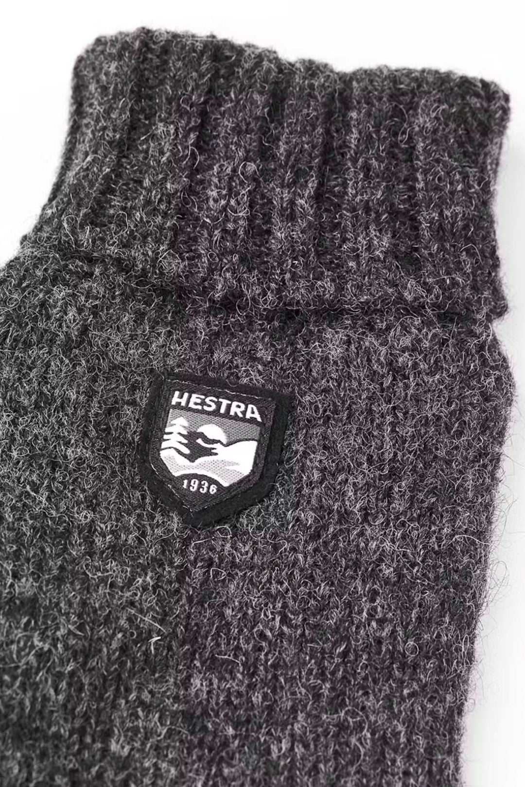 Mitaine en laine Hestra, tricotée gris, avec revers côtelé et logo, idéale pour l&