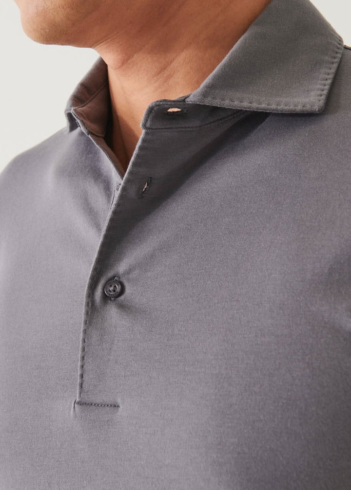 Polo à manches longues en coton stretch, col surpiqué, look décontracté ou habillé.