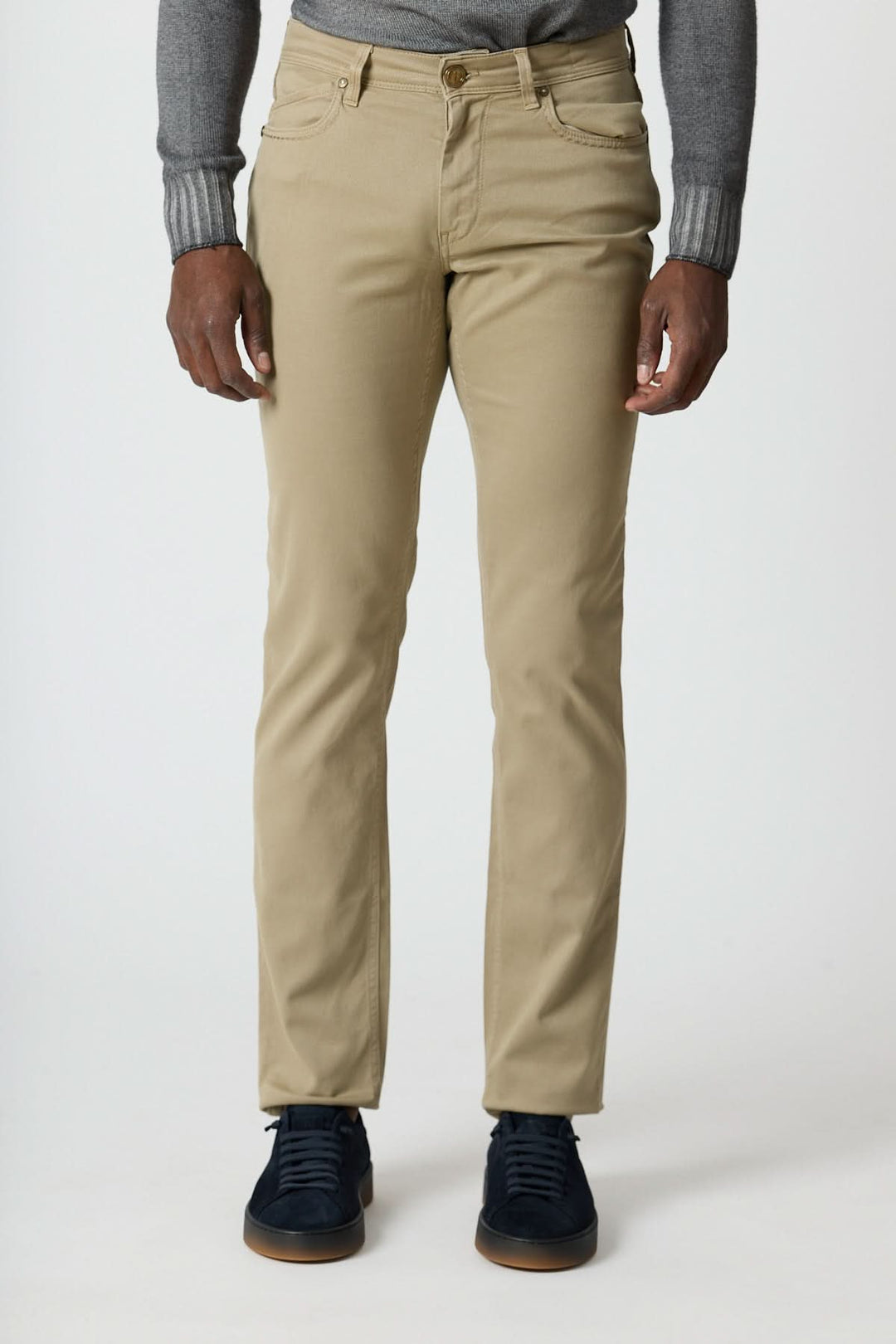 Homme portant un pantalon 5 poches en sergé coton-lyocell, coupe ajustée, beige, élégant et confortable pour l&