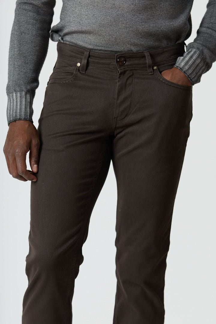 Pantalon 5 poches en sergé coton-lyocell noir, élégant et confortable, parfait pour un look soigné d&