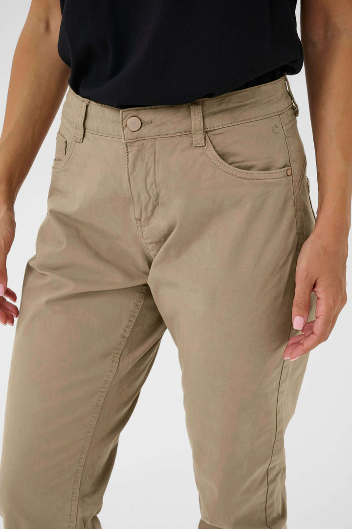 Pantalon Berta décontracté à coupe droite, avec fermeture zippée et deux poches latérales, couleur beige.