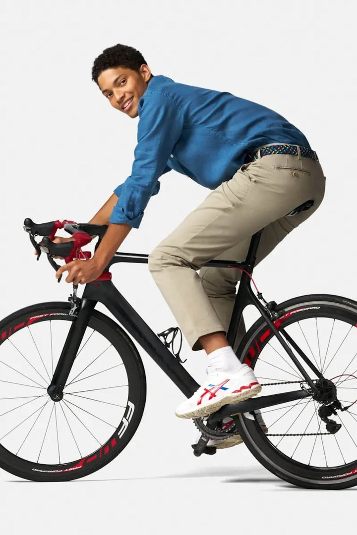 Jeune homme en pantalon Bonn, vêtu d&