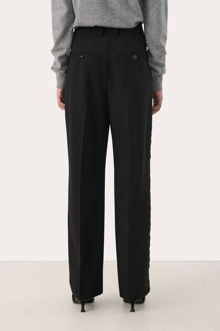 Pantalon CHERRAS noir large avec bande brodée dorée sur les côtés, vue arrière.