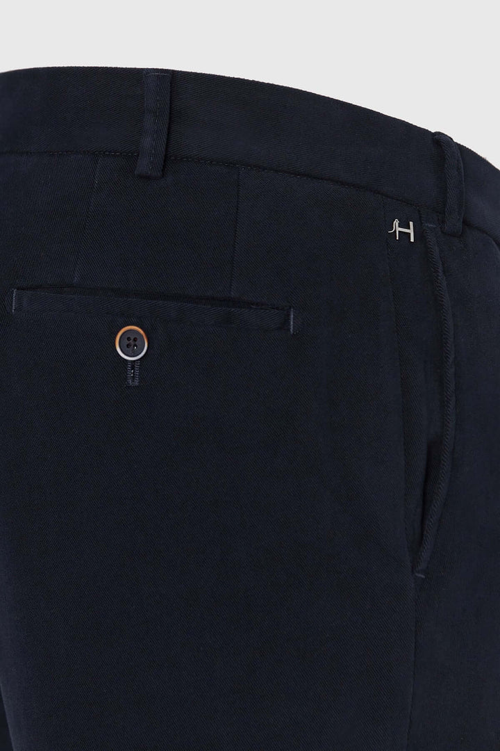 Vue de près du pantalon Chino Trento de HILTL en sergé de coton bleu, montrant la coupe ajustée et la ceinture élastiquée arrière.