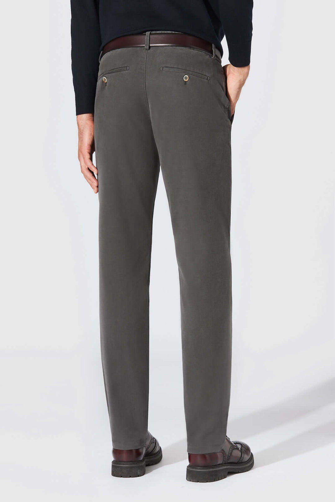 Homme portant le Pantalon Chino Trento en sergé de coton doux, vue arrière, coupe ajustée avec ceinture élastiquée pour confort optimal.