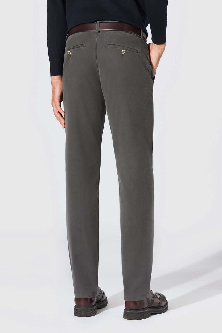 Homme portant le Pantalon Chino Trento en sergé de coton doux, vue arrière, coupe ajustée avec ceinture élastiquée pour confort optimal.
