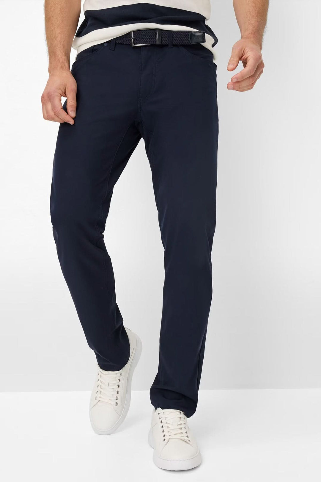 Pantalon Chuck moderne, silhouette droite, coupe nette. Style soigné, polyvalent pour tenues décontractées ou habillées.