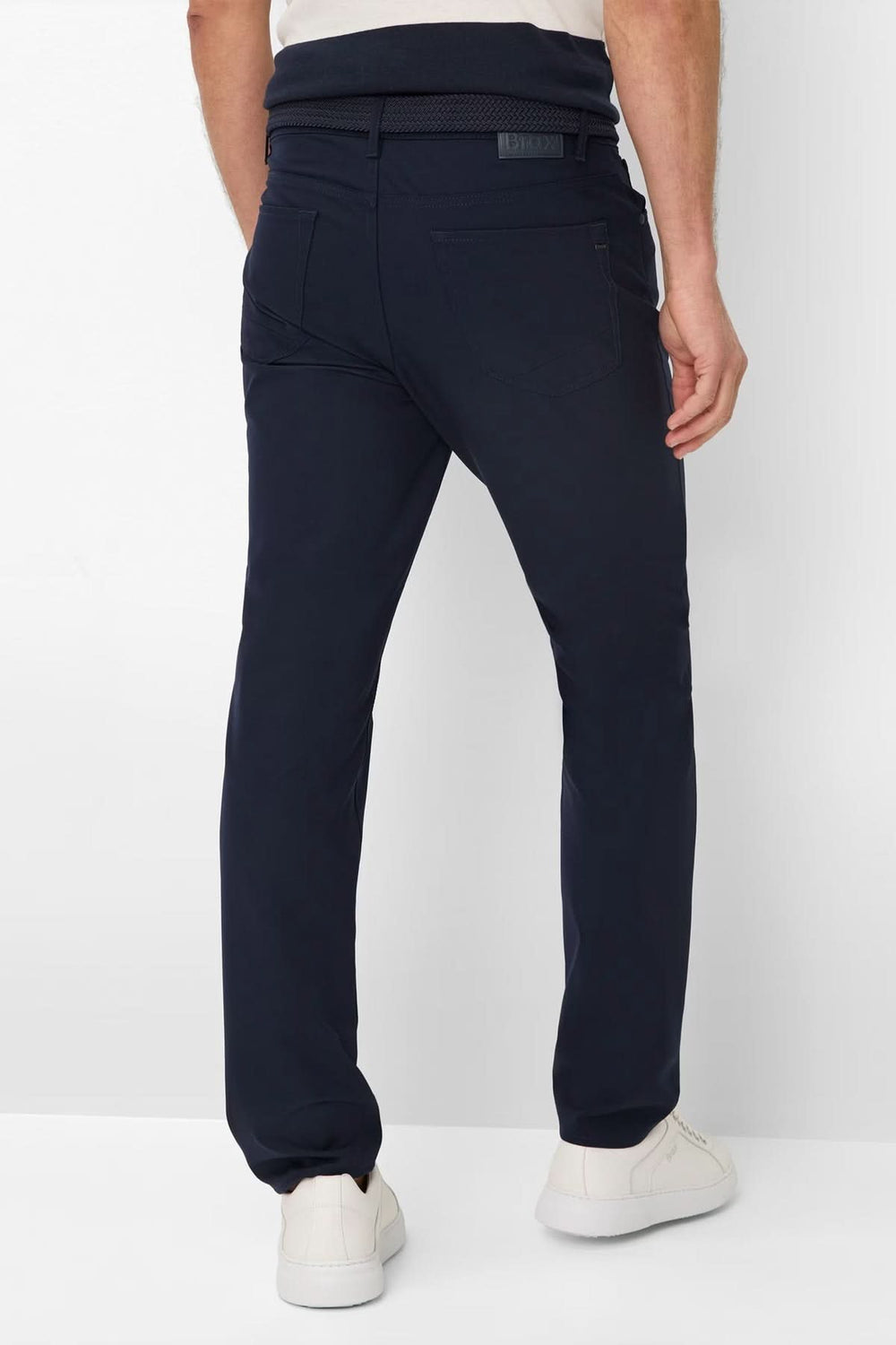 Pantalon Chuck vue arrière, silhouette droite moderne, bleu marine, look soigné pour tous les jours, confort et polyvalence assurés.