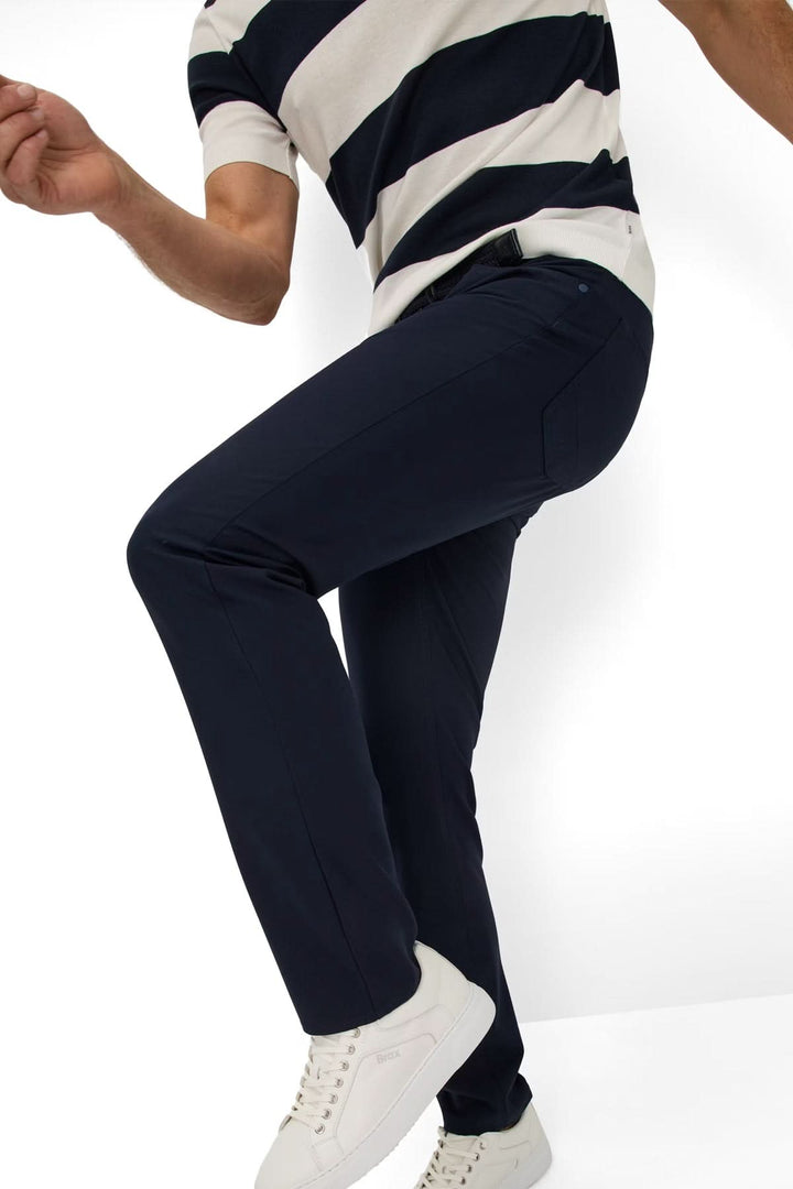 Homme portant un Pantalon Chuck droit et moderne, avec un style soigné et confort optimal, adapté pour tenues décontractées et habillées.