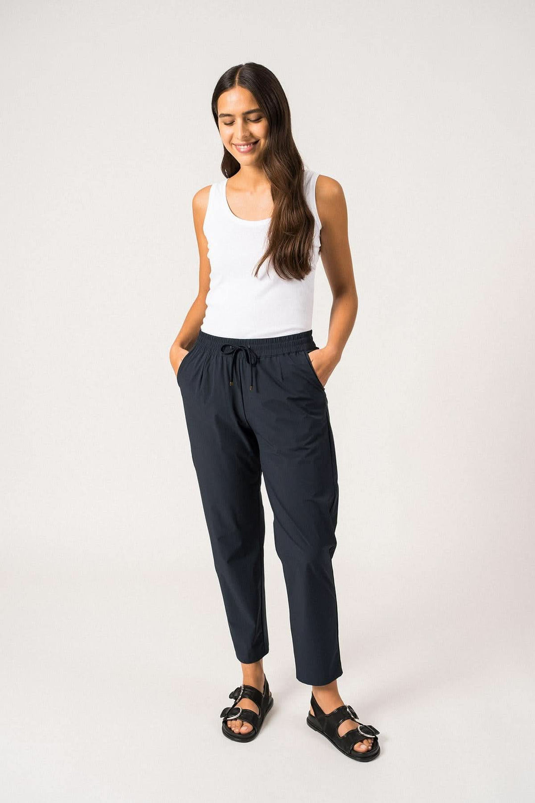Femme en pantalon DEBORAH léger avec taille élastique et cordon, style décontracté parfait pour les journées actives.