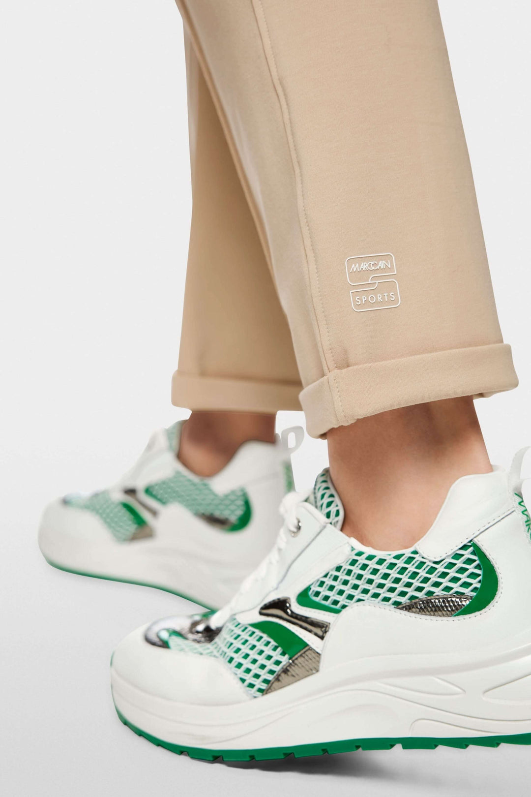 Détail du Pantalon FRIA à enfiler en mélange de coton avec ourlet retroussé et sneakers blanches et vertes. Décris moi le produit en français.
