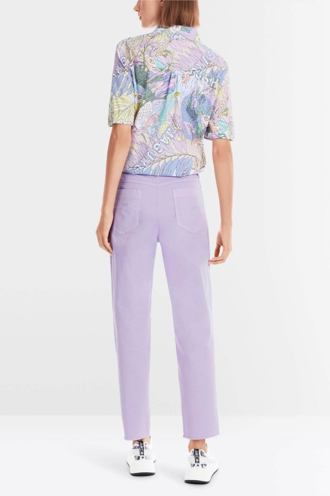 Femme de dos portant le pantalon Franca violet avec un haut coloré, style décontracté d&