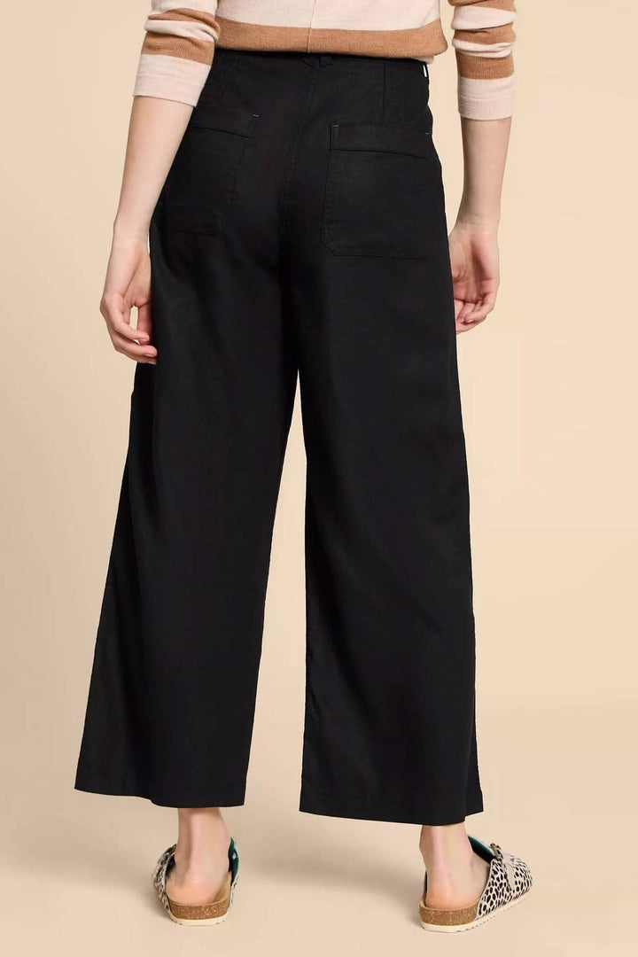 Vue arrière du pantalon Harper, un pantalon à jambe large en noir avec poches pratiques.