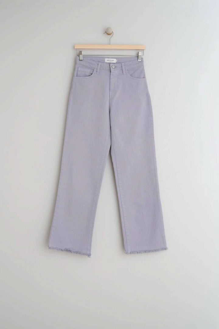 Pantalon Harry en jean court lavande avec ourlet effiloché, taille haute, pour un look jeune et frais.