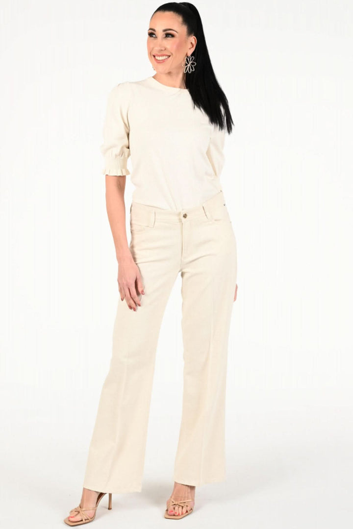 Femme en pantalon MAINE lurex doré naturel, coupe évasée, top décontracté et sandales, look tendance.
