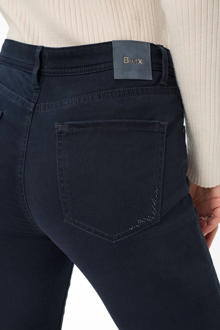 Vue arrière du Pantalon Mary avec coupe droite et matière extensible pour un confort quotidien.
