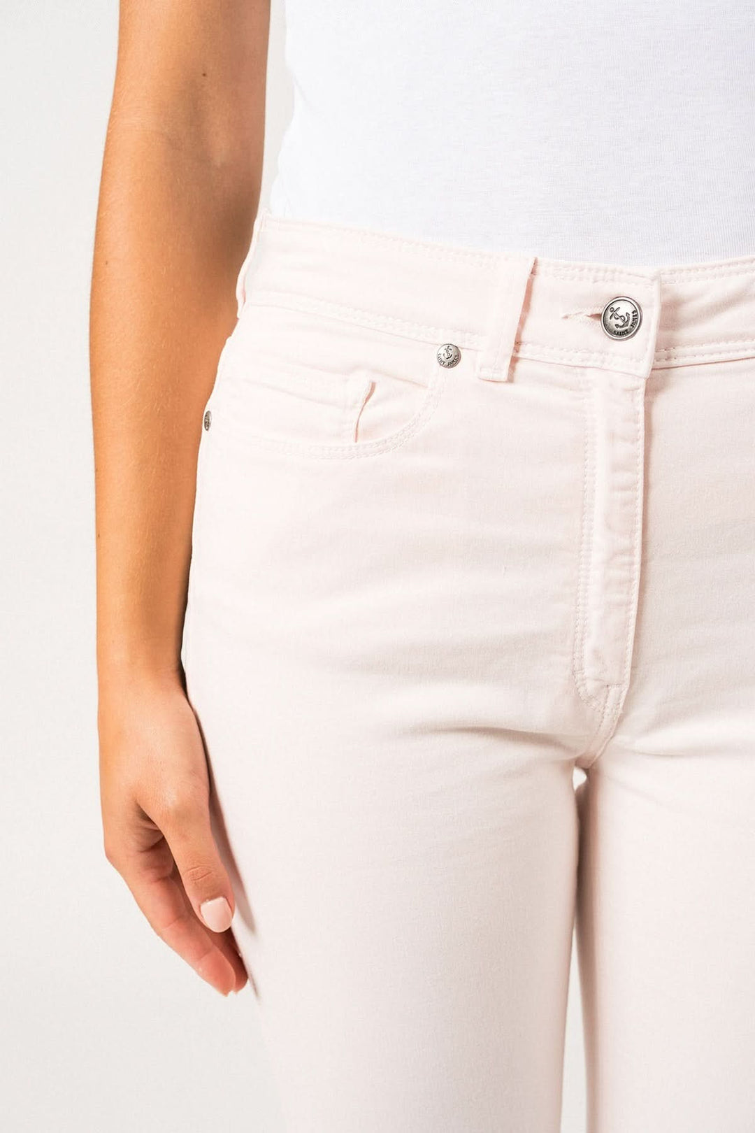 Pantalon Mimosa couleur rose, coupe slim en satin de coton stretch, taille haute pour confort et élégance.