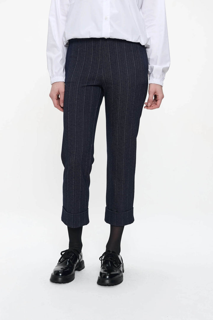 Pantalon Parrot à pinces avec motif à fines rayures verticales, coupe ajustée, longueur 7/8 et revers, élégance moderne.