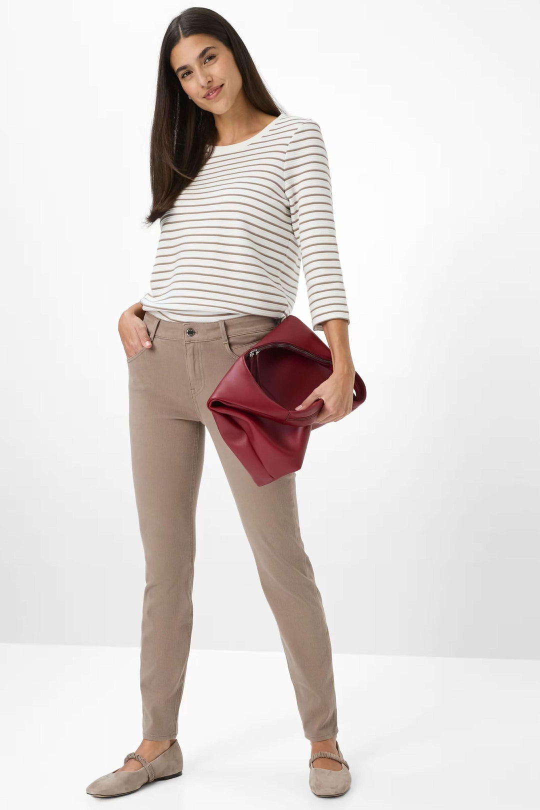 Modèle portant le Pantalon Shakira ajusté avec chandail rayé, style chic et polyvalent.