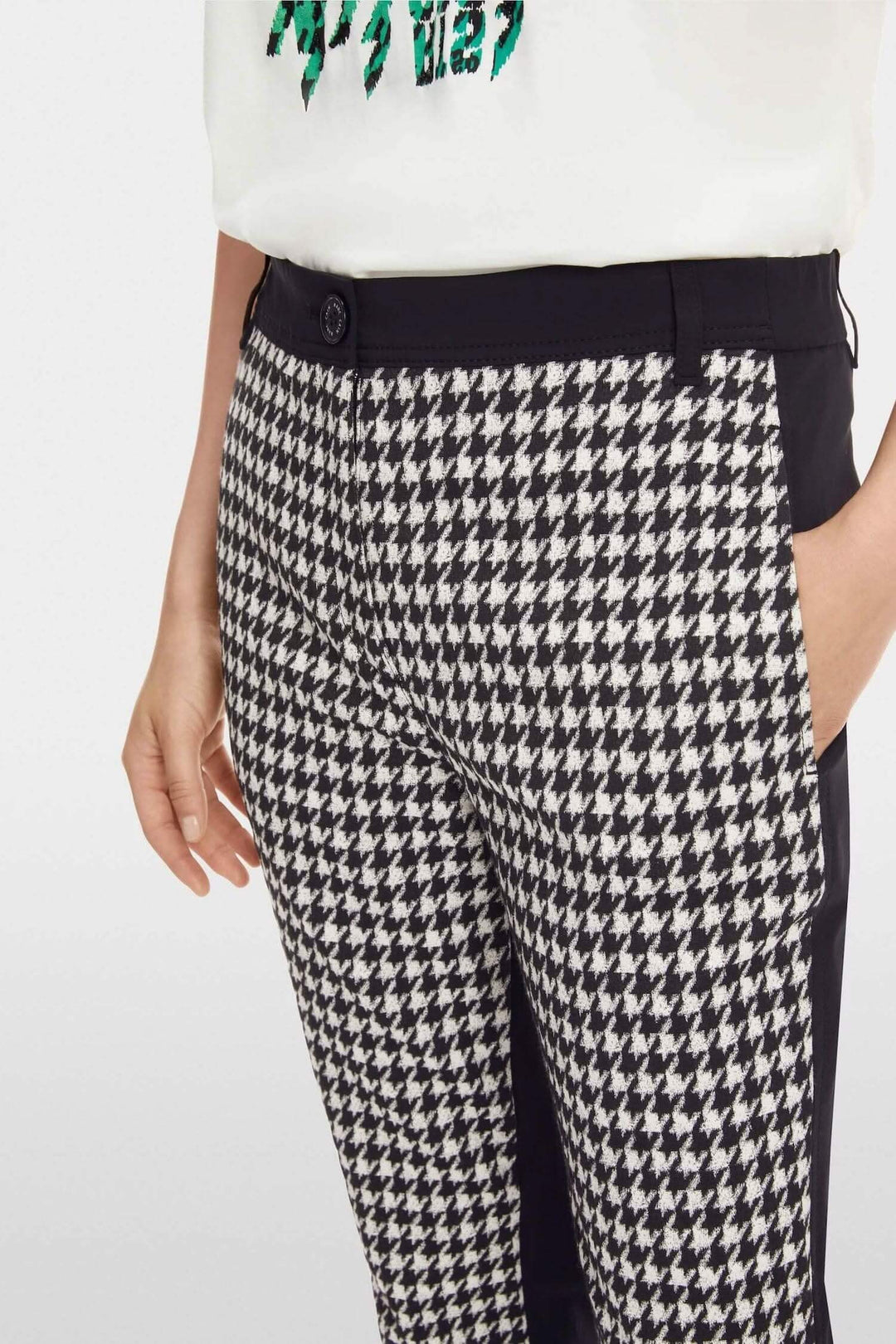 Pantalon SLIVEN pied-de-coq avec taille haute et poches arrière, ajusté jusqu&
