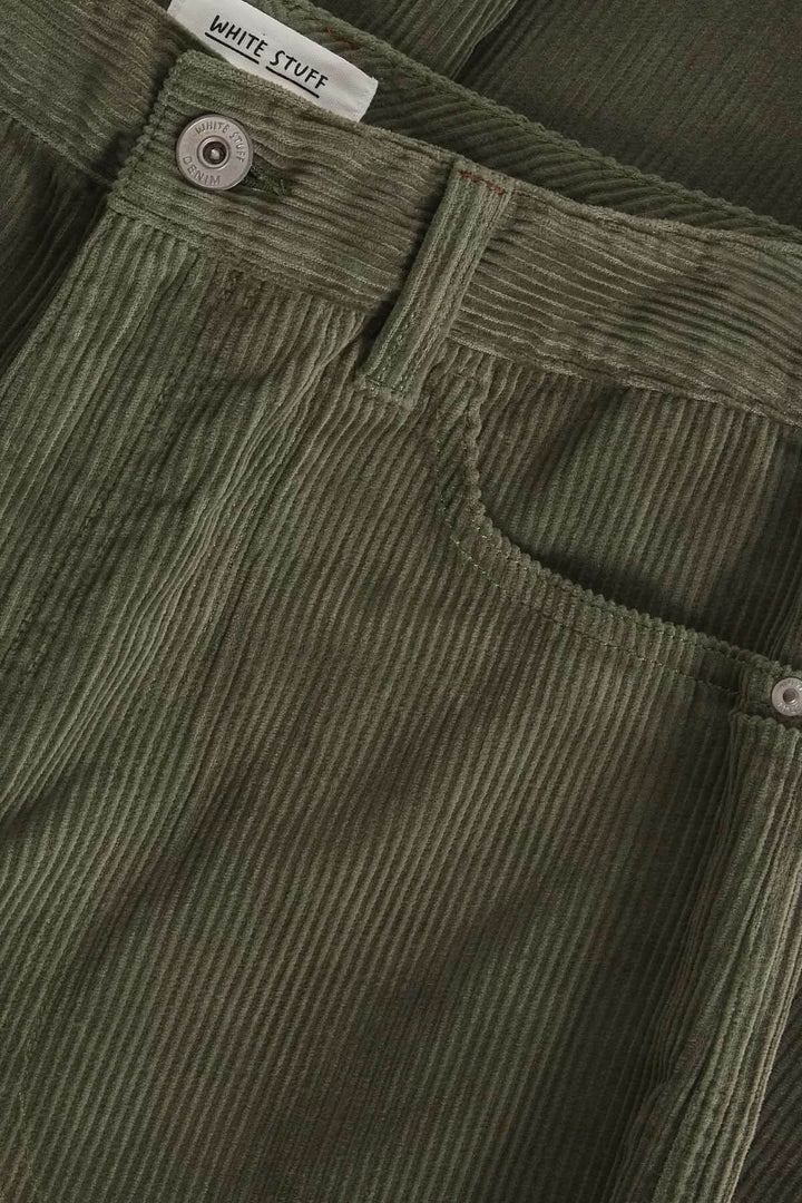 Pantalon Tia en velours côtelé vert avec taille haute et coupe évasée, parfait pour un style moderne et confortable.
