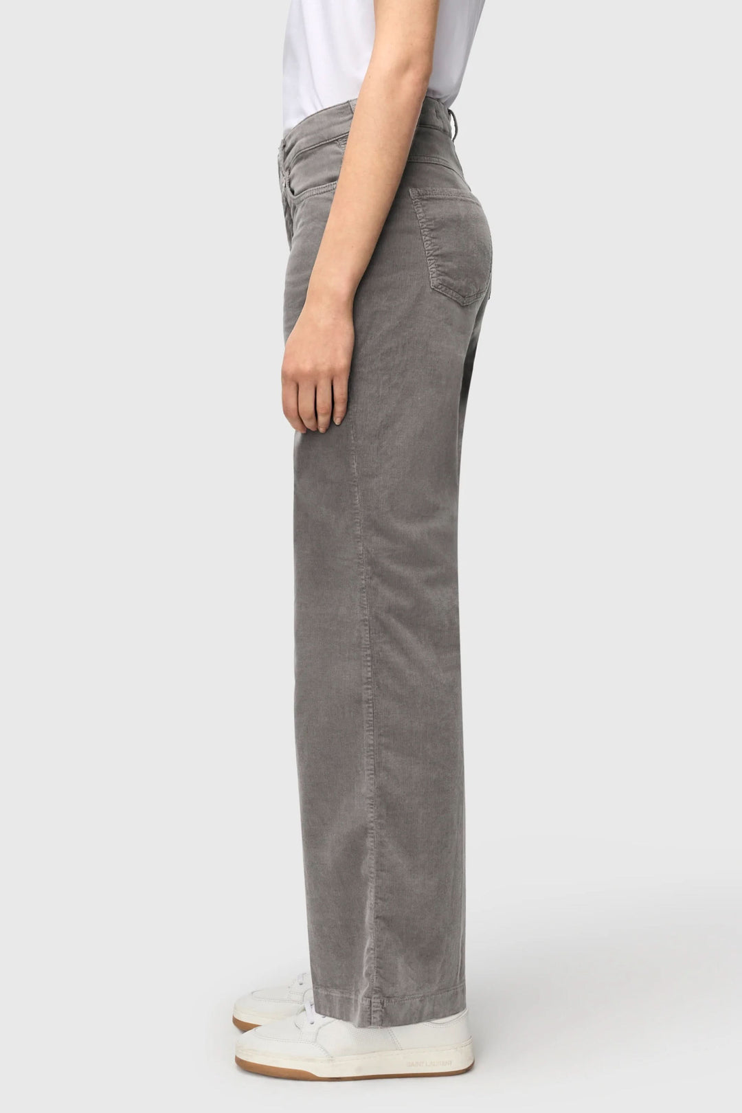 Pantalon Wide en velours côtelé à jambe large gris, vue latérale montrant la coupe large et élégante pour un style automnal moderne.