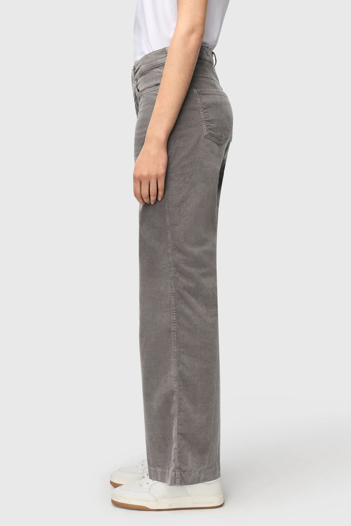 Pantalon Wide en velours côtelé à jambe large gris, vue latérale montrant la coupe large et élégante pour un style automnal moderne.