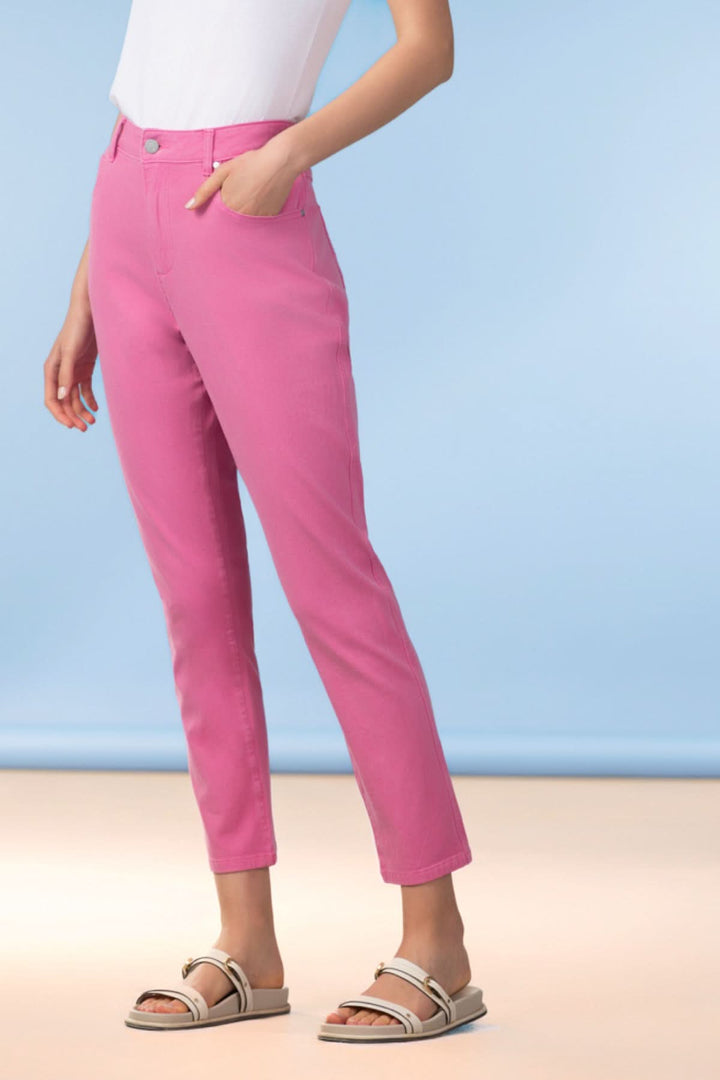 Pantalon ajusté longueur cheville en rose, coupe moderne et épurée, parfait pour une silhouette élégante, taille régulière avec poches.