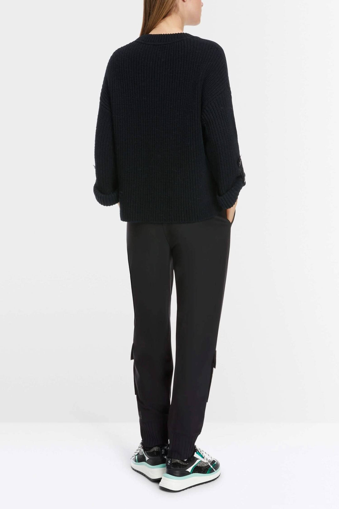 Pantalon noir avec poches et pull en maille noire, vue arrière, style décontracté.