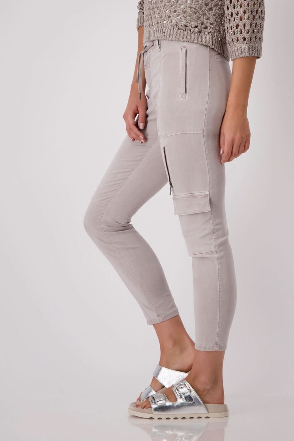 Pantalon cargo en lyocell, couleur beige, avec poches et look décontracté, porté avec un pull léger.
