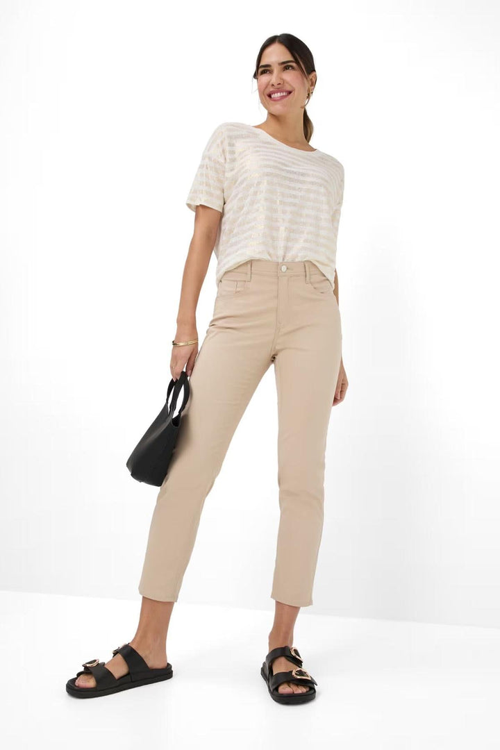 Femme portant le pantalon chino MARY S ultra léger, style décontracté, avec un t-shirt rayé et des sandales noires.