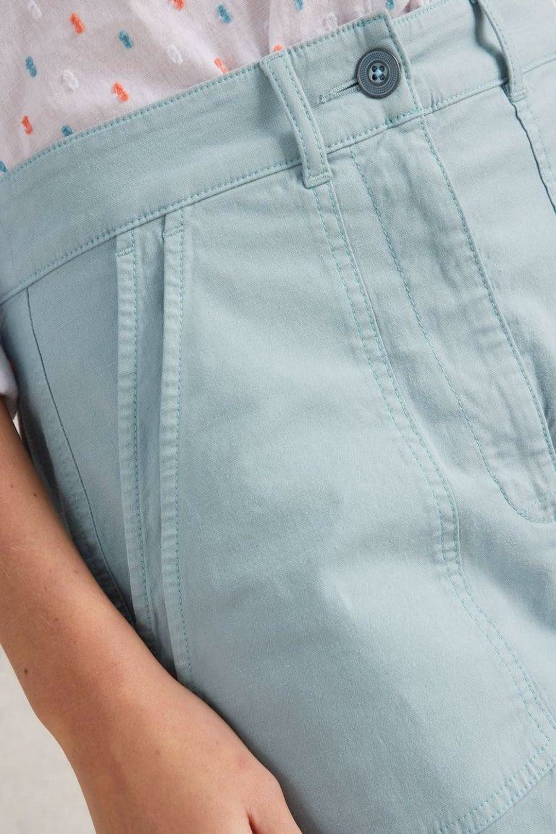 Pantalon chino long Twister bleu clair avec poches plaquées et taille ajustée, porté par un mannequin.