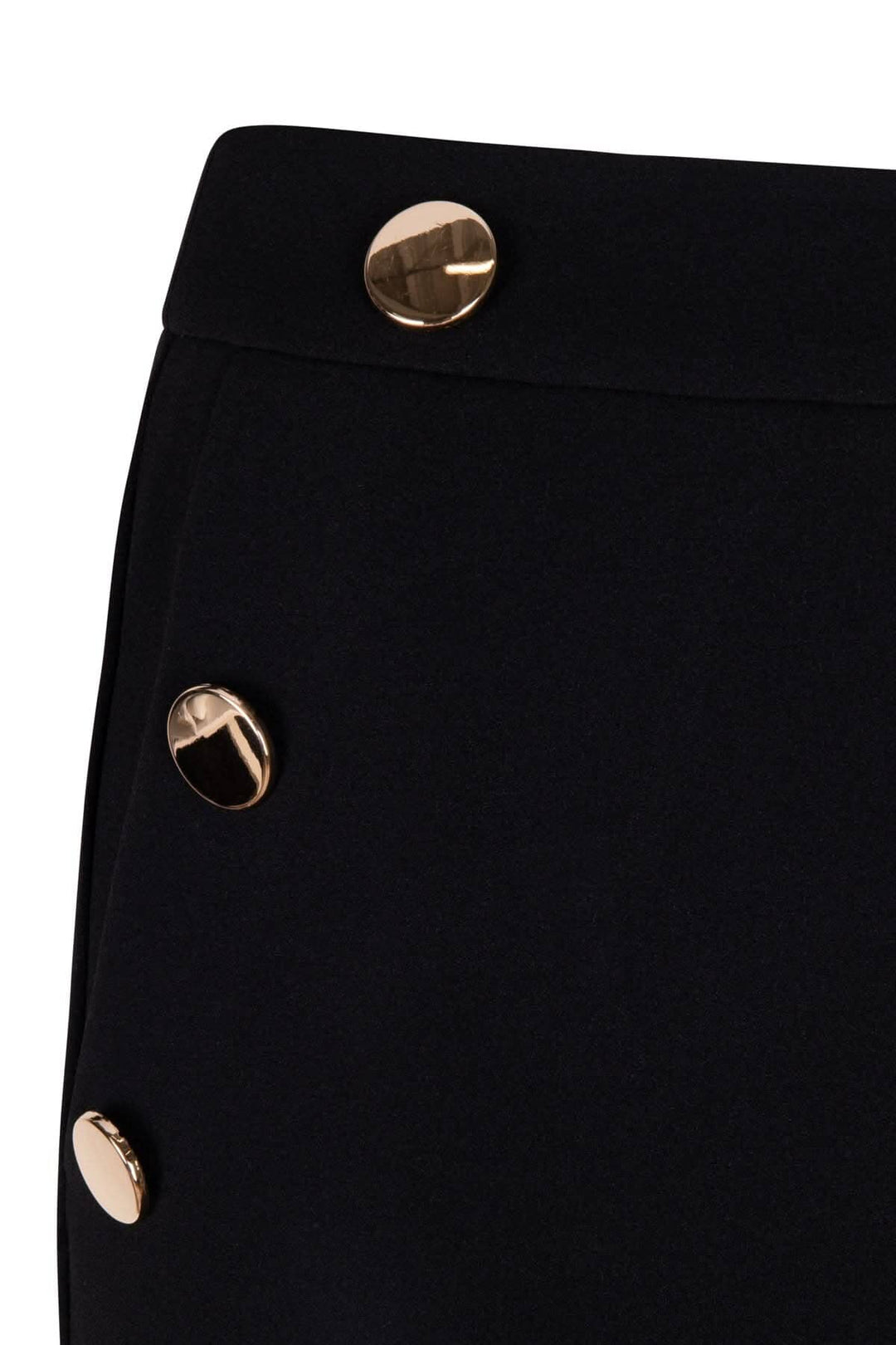 Détail de pantalon classique avec fermeture éclair, poches latérales et boutons dorés décoratifs.