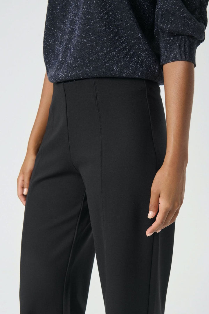 Pantalon classique Vinda à jambe large pour un look élancé, confort optimal grâce à sa matière extensible.