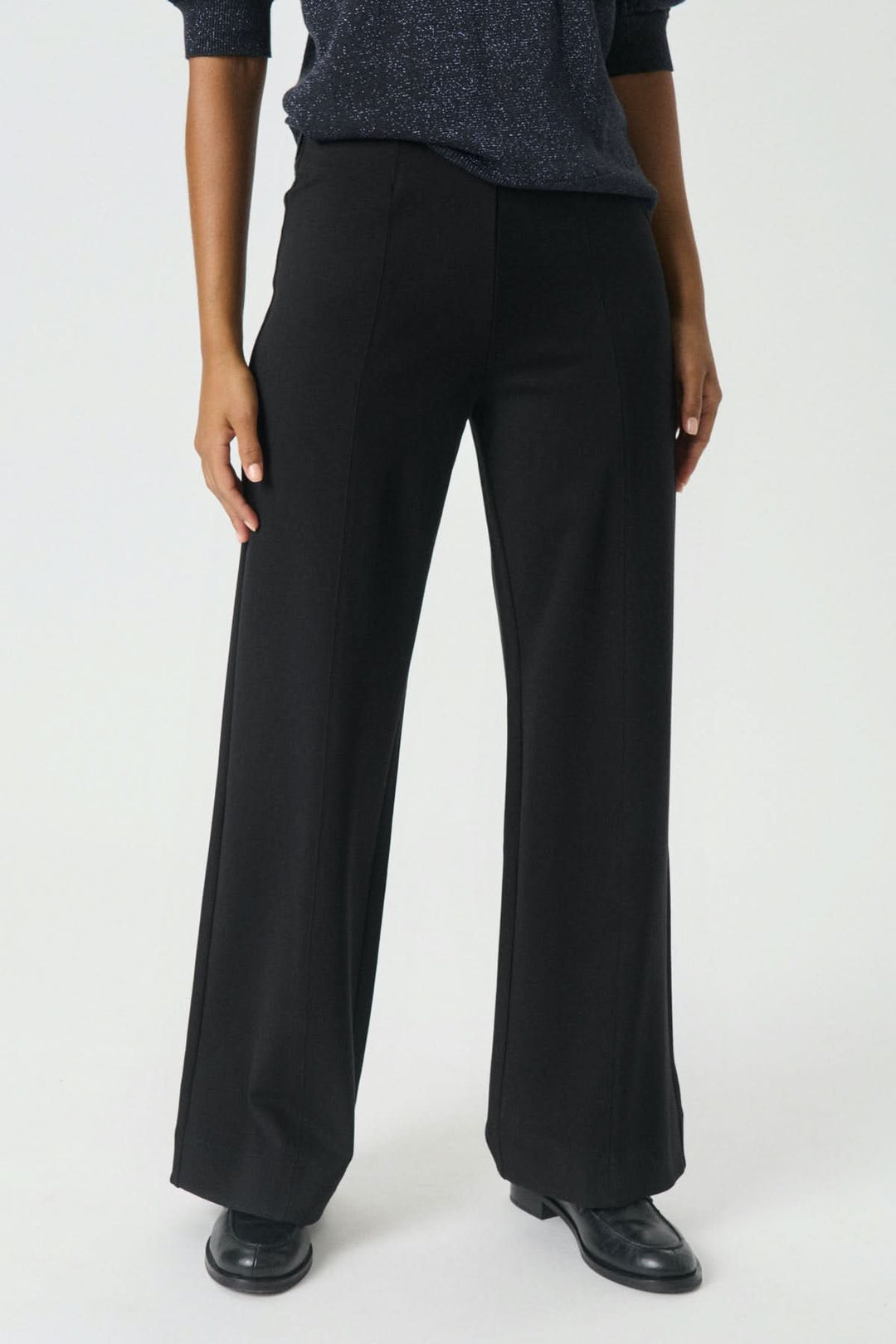 Pantalon classique Vinda élégant à jambe large avec taille élastique, idéal pour confort et style au bureau ou en weekend.