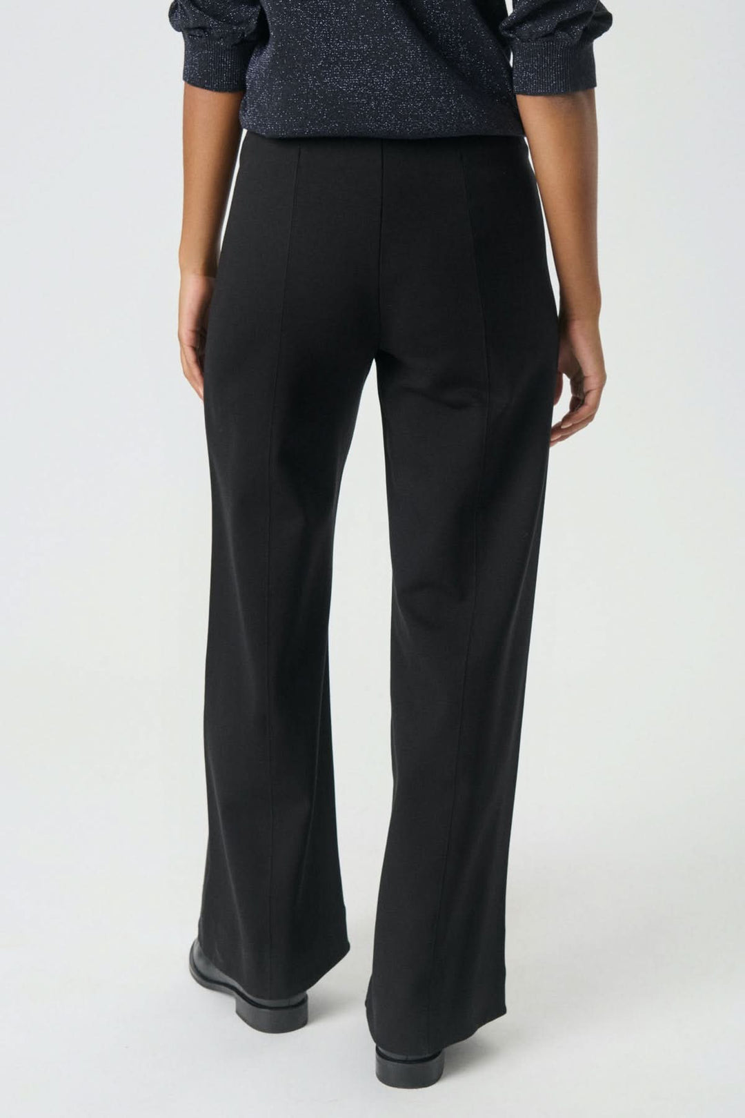 Pantalon classique Vinda en noir de dos, coupe jambes larges, confortable et élégant.