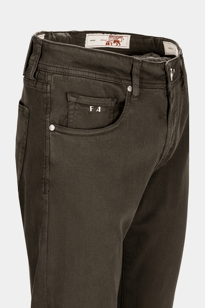 Pantalon de coton 5 poches pour homme, coupe regular slim, élégant et confortable, pour un style italien raffiné et liberté de mouvement.