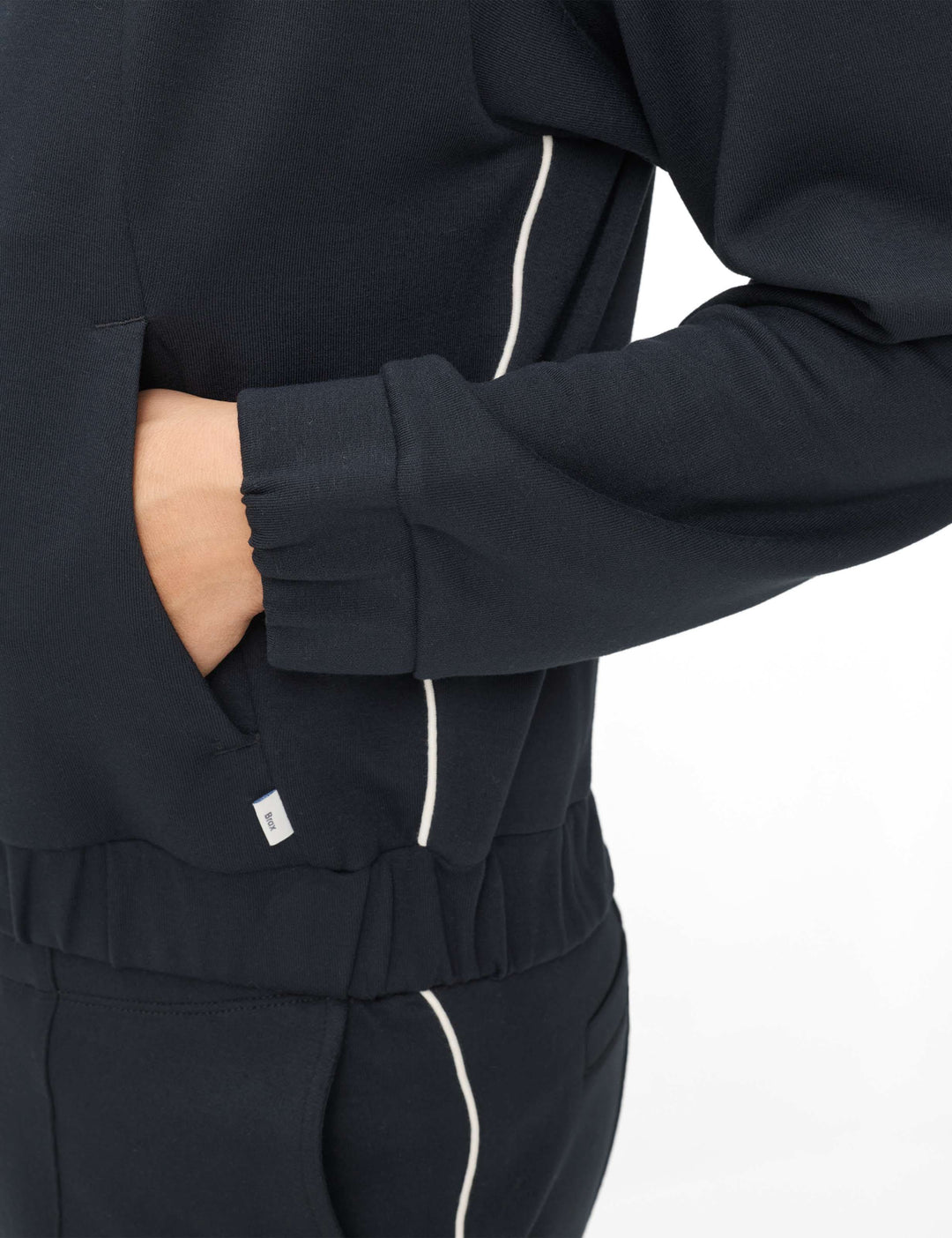 Pantalon droit à bandes latérales MALIA avec taille élastique et bandes contrastantes, vue de côté, pour un style moderne et confortable.