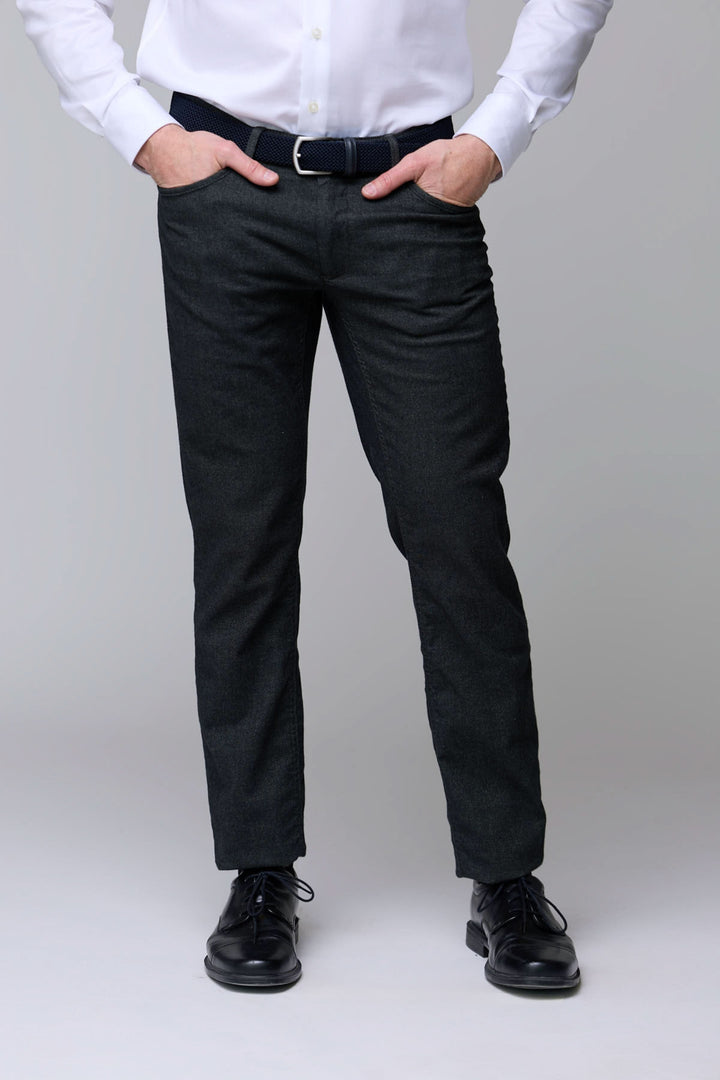 Homme portant un pantalon en laine extensible avec chemise blanche et ceinture, vue de face.
